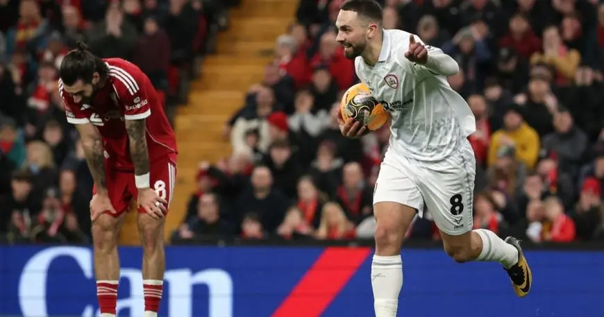 كعب سوبوسلاي يشعل ثورة غضب بين سلوت ومدرب بارنسلي