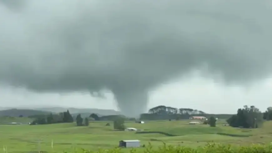 Tornado Strikes Ōtorohanga Amid Auckland Thunderstorm Alert