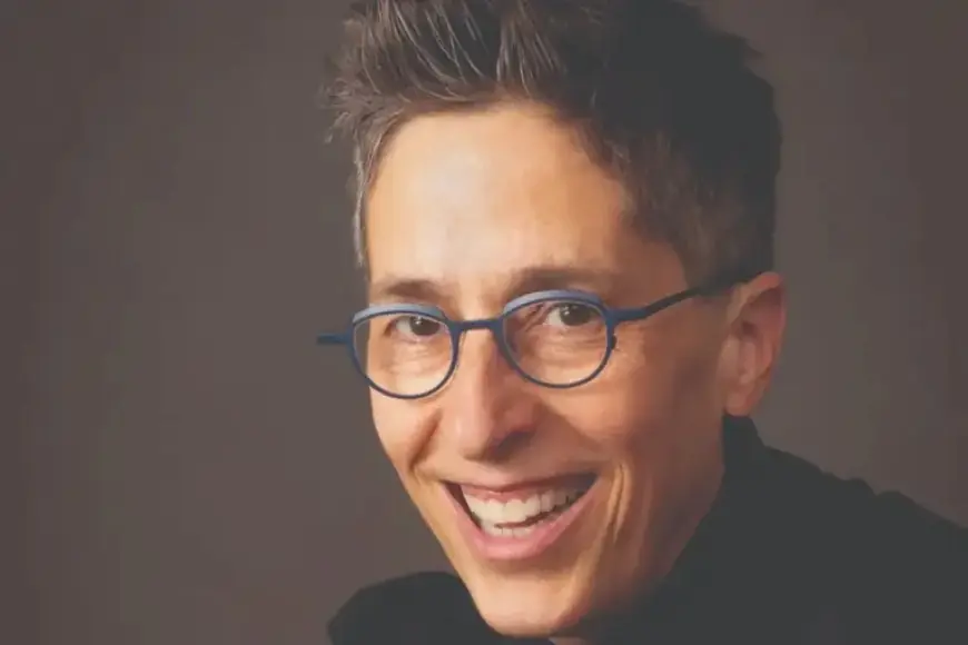 Cartoonist Alison Bechdel Discusses Hope, Humor, and Awakening Amid Dark Times