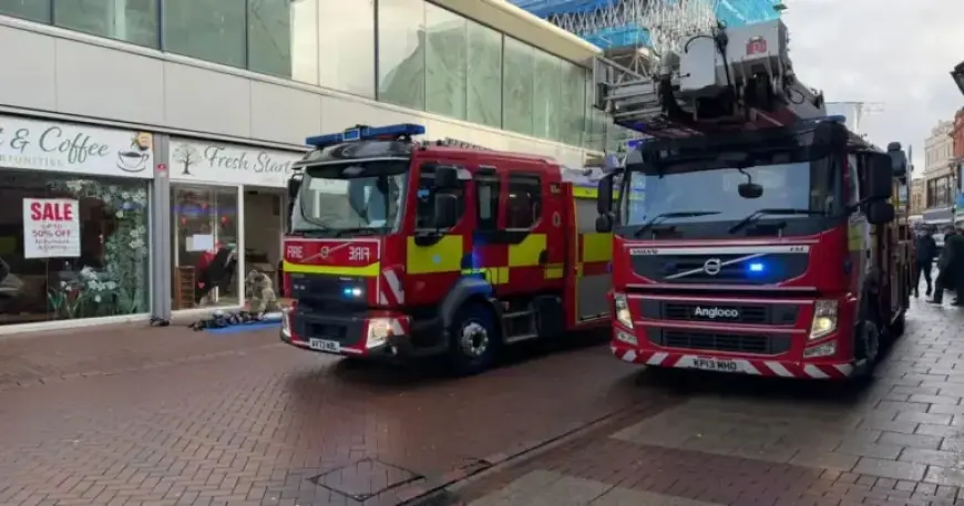 Passersby Discover Unexpected Shop Evacuation