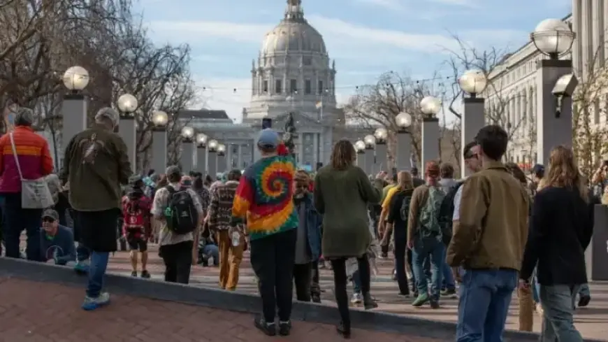Thousands Honor Grateful Dead’s Bob Weir at San Francisco Memorial