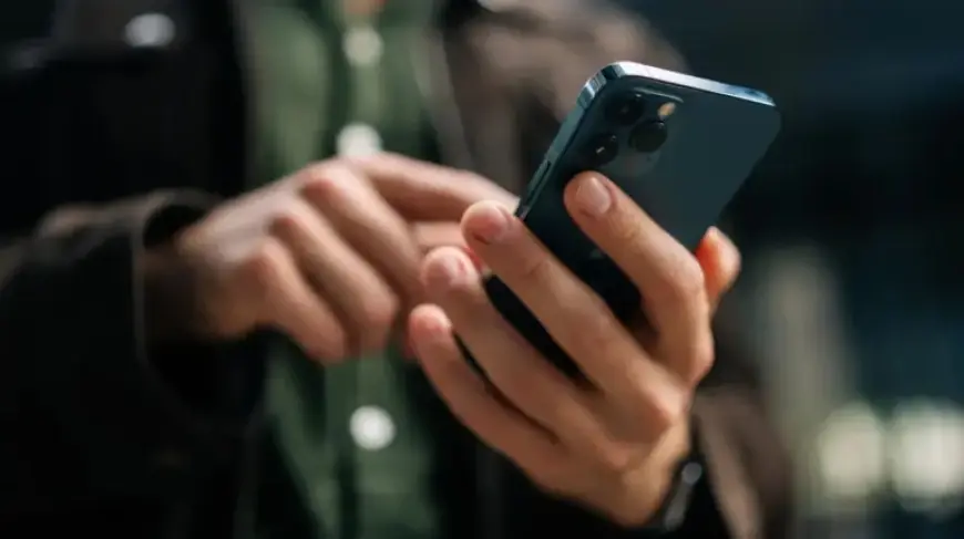 When Should You Upgrade? Experts Discuss Optimal Phone Replacement Age