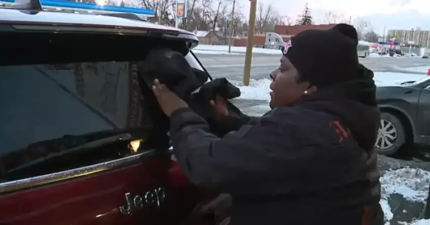 Outdoor Workers Endure Harsh Cold to Complete Tasks Efficiently