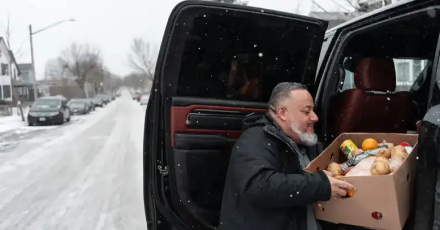 Minnesota Volunteers Deliver Groceries to Support Homebound Immigrants