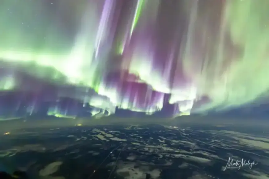 Pilot Captures Stunning Aurora Display from 37,000 Feet in Historic Photos
