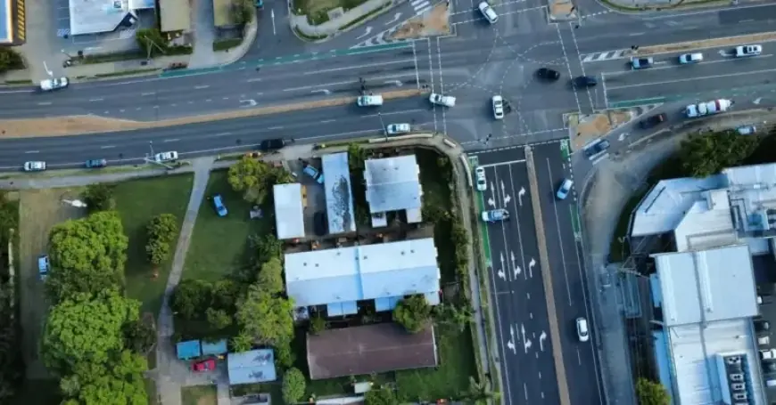 Queensland Police Close Streets Amid Armed Man Report in Bellbird Park