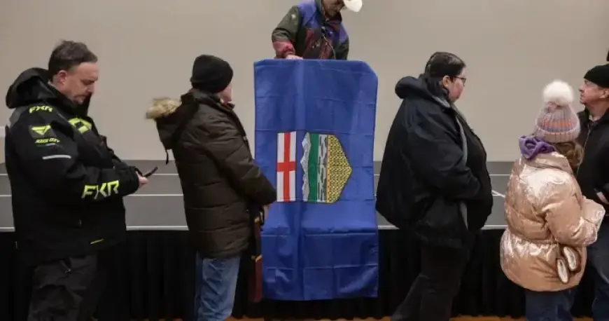 Hundreds Rally to Support Alberta’s Secession from Canada Referendum
