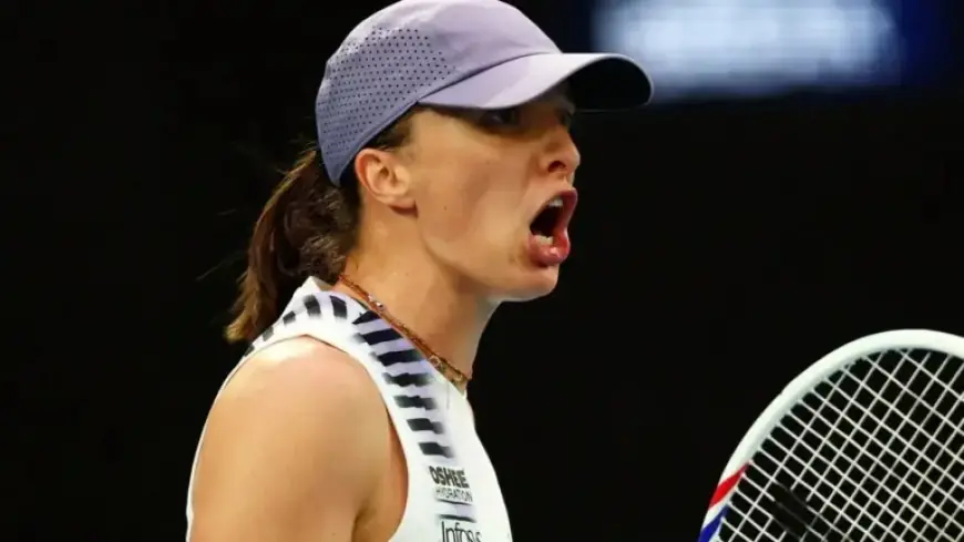 Świątek Stages Dramatic Comeback to Defeat Russian Opponent in Tennis Match