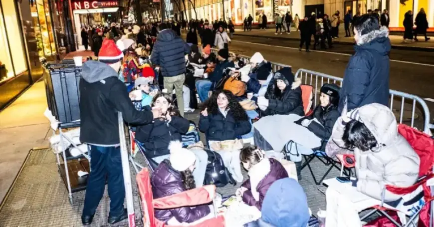 Fans Bond While Waiting for ‘S.N.L.’ Tickets