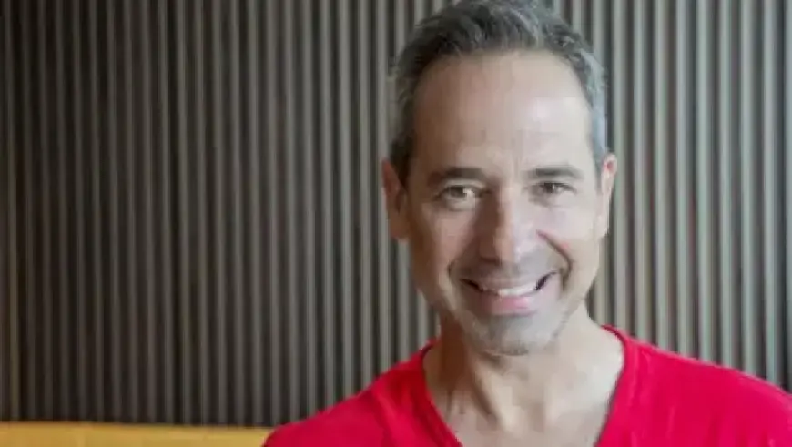 Tony Romo Faces Criticism for Commenting on Mahomes’ Slip in Bills-Broncos Game