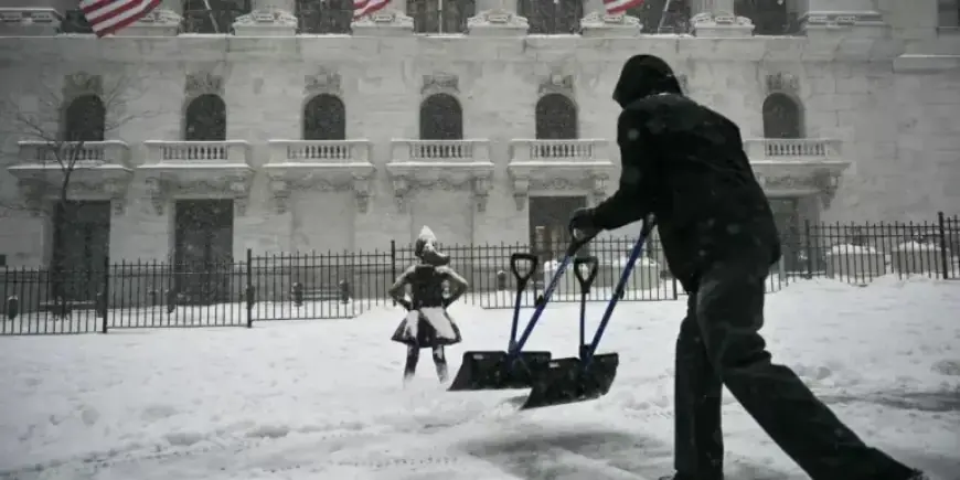 U.S. Stock Futures Drop; Gold Soars Before Fed Meeting and Big Tech Earnings