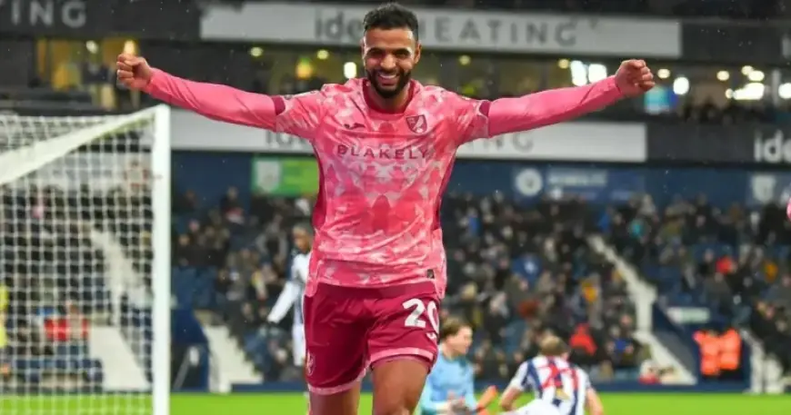 Cordoba, Slimane Start; Amass Positioned on Bench