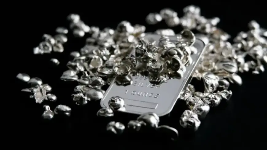 ETF Volume Surges as Silver’s Parabolic Rally Rivals S&P 500 Fund