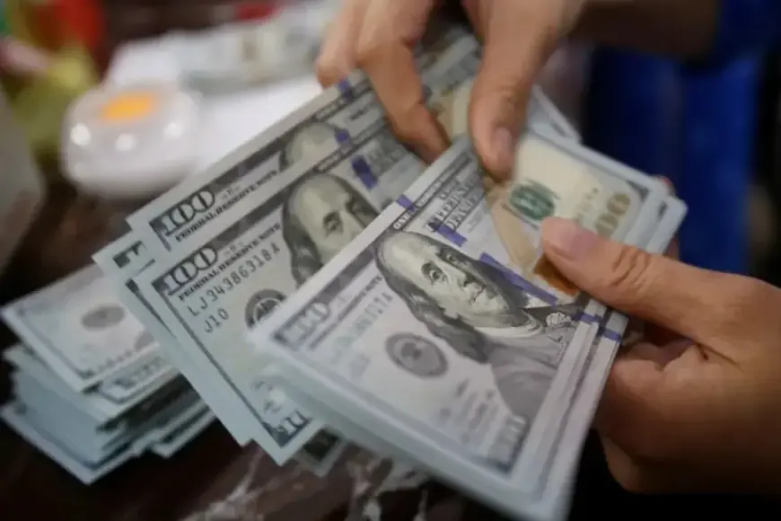 Investors Reevaluate Trump Policies, Geopolitical Risks Amid U.S. Dollar Pressure