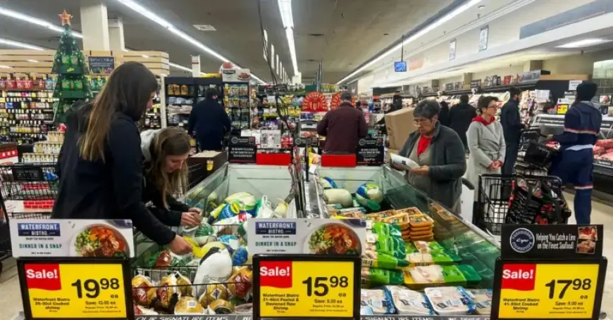 US Consumer Confidence Plummets to 11.5-Year Low