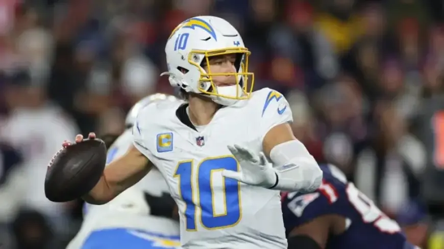 Mike McDaniel: Crucial We Avoid Overreliance on Justin Herbert’s Extra Efforts