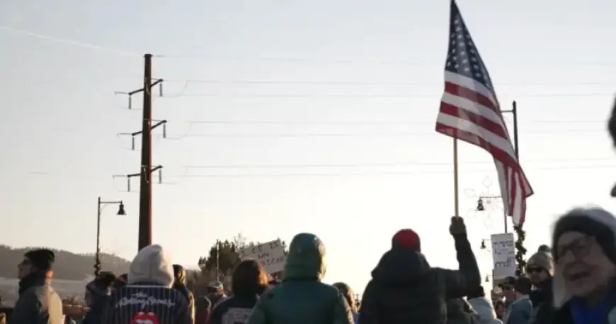 Over a Thousand Protesters Rally on Beartracks Bridge for ‘ICE Out’ Event
