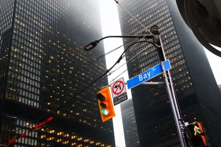 TSX Rises as S&P 500 Falls; Central Banks Hold Interest Rates Steady