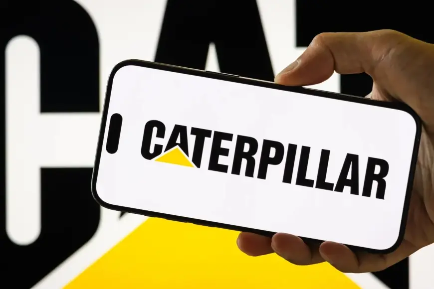 CAT Stock Rises on the Radar as Investors Reprice “Old Economy” Cyclicals