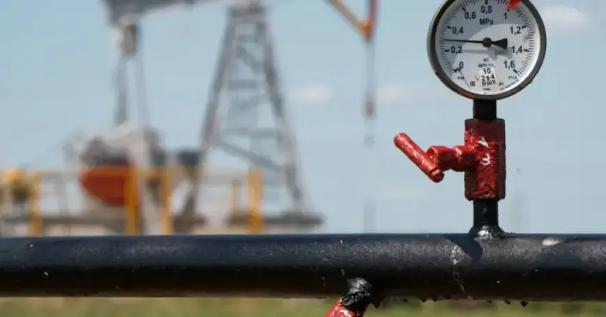 Oil Dips, Poised for Largest Monthly Gain in Years Amid Geopolitical Risks