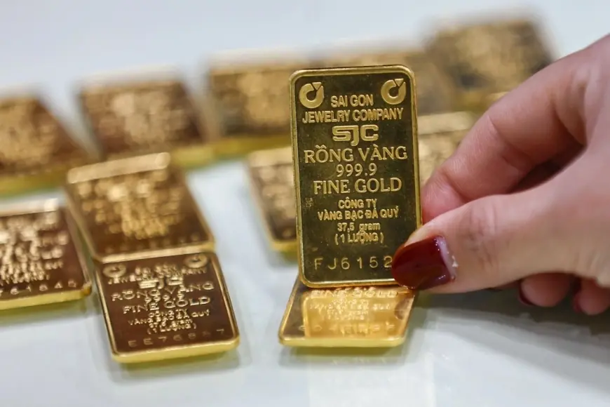 Gold Price Today tumbles from record highs as dollar jumps, volatility surges