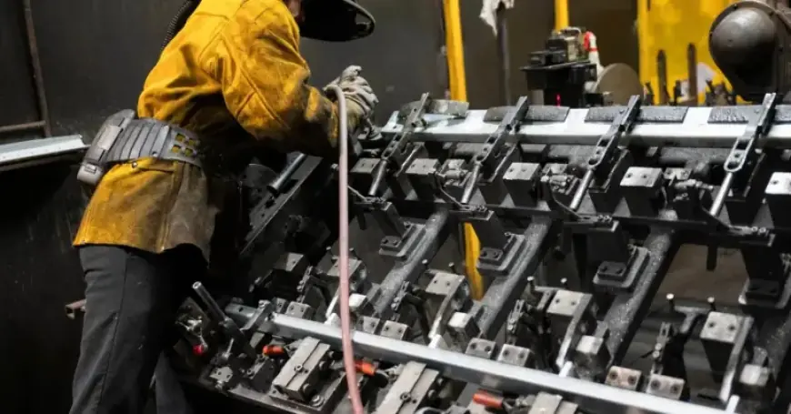 US Producer Prices Surge, Businesses Transfer Tariffs to Consumers