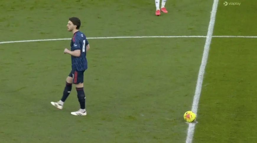 Leeds United vs. Arsenal Live: cagey start at Elland Road as leaders probe for openings