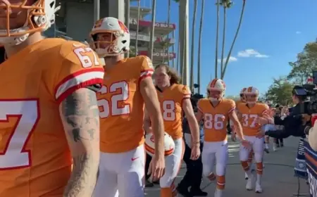 Bruins & Lightning Embrace History at Stadium Series in Colonial, Buccaneer Attire