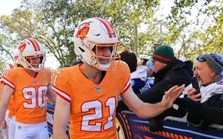 Lightning Don Bucs Gear, Bruins Sport Patriots Jerseys at Outdoor Game