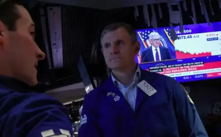 Hedge Funds Cut North America Stakes Amid Trade, Dollar, and Megacap Struggles