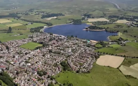 Plane Crashes Near UK Beauty Spot, Spurring Emergency Response and Local Warnings