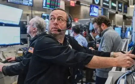 Bitcoin Plummets to 2024 Low Amid AI and Geopolitical Tensions Impacting Stocks