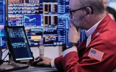 Wall Street Wavers as Tech Stocks Plummet Again