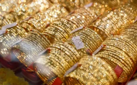 Gold price today holds near $4,964 as traders watch rates and the dollar