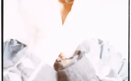 Pop Icon Robbie Williams Evokes Nostalgia