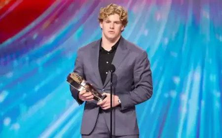 Carson Schwesinger Wins 2025 AP NFL Defensive Rookie of the Year