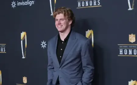 Carson Schwesinger Wins Defensive Rookie of the Year Award