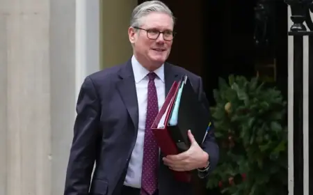 Starmer Concerns Shake FTSE 100; Major Tech Stocks Decline