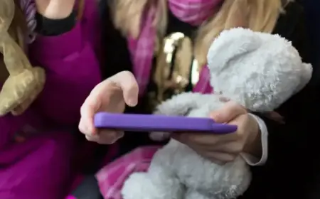 Instagram and YouTube Addiction Debated by Jurors