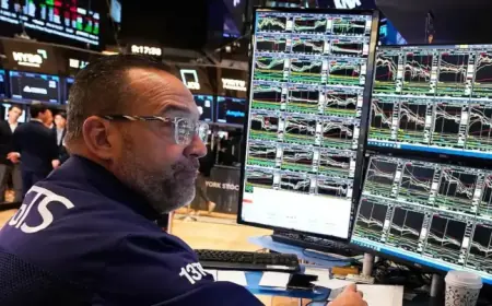 U.S. Stocks Near Record Levels as Yields Drop After Weak Shopper Report