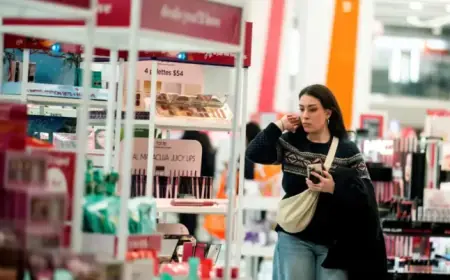 US Retail Sales Stagnate in December, Revealing Underlying Weakness