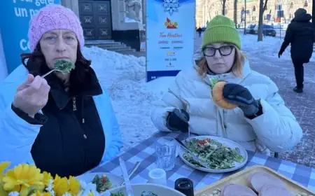 Food Inspectors Union Protests CFIA Budget Cuts with Dine-Out Demonstration