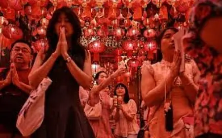 Photographs of the año nuevo lunar capture tradition and spectacle as some galleries face access problems