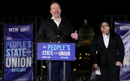 People's State Of The Union Draws More Than Two Dozen Democrats, Hundreds to National Mall