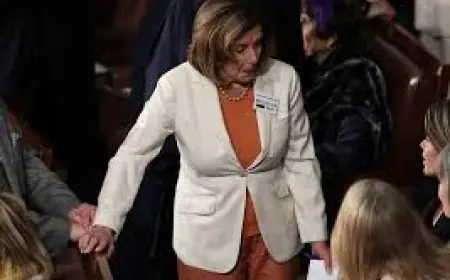 Trump Presses Stock-Trading Ban, Takes Aim at Nancy Pelosi in SOTU Remarks