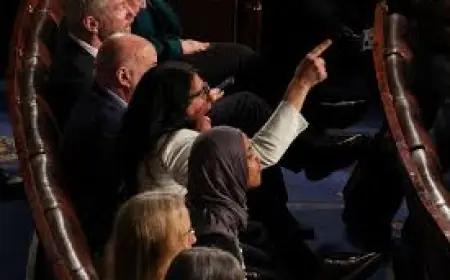 Ilhan Omar Shouts as Trump Delivers 2026 State of the Union, Some Democrats Disrupt