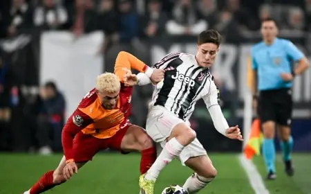 Juventus Fc down to 10 but lead 1-0 at halftime after Locatelli penalty