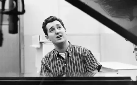 Legendary Singer-Songwriter Neil Sedaka Dies at 86