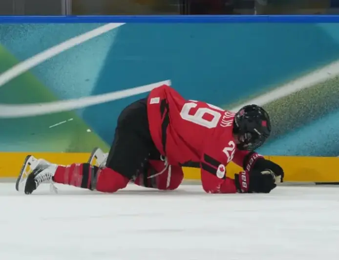 Top Women’s Hockey Player Suffers Unexpected Injury