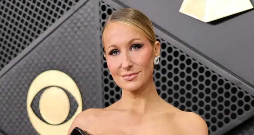 Nikki Glaser Stuns in Latex Dress, Flaunts Legs at 2026 Grammys